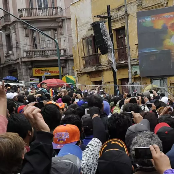 bolivianos observan el lanzamiento de su satelite