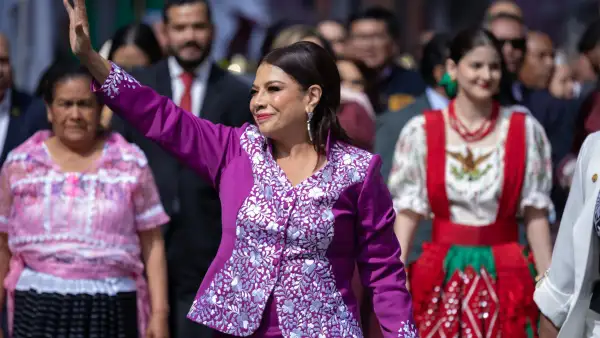 Clara Brugada, caminó junto a representantes de pueblos y barrios originarios de la CDMX, hasta el Congreso capitalino para presentar su Segundo Informe de Gobierno.