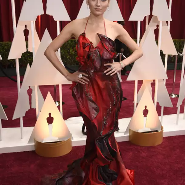 Blanca Blanco llegó en un vestido rojo con negro con ondas que definitivamente no le favorece.