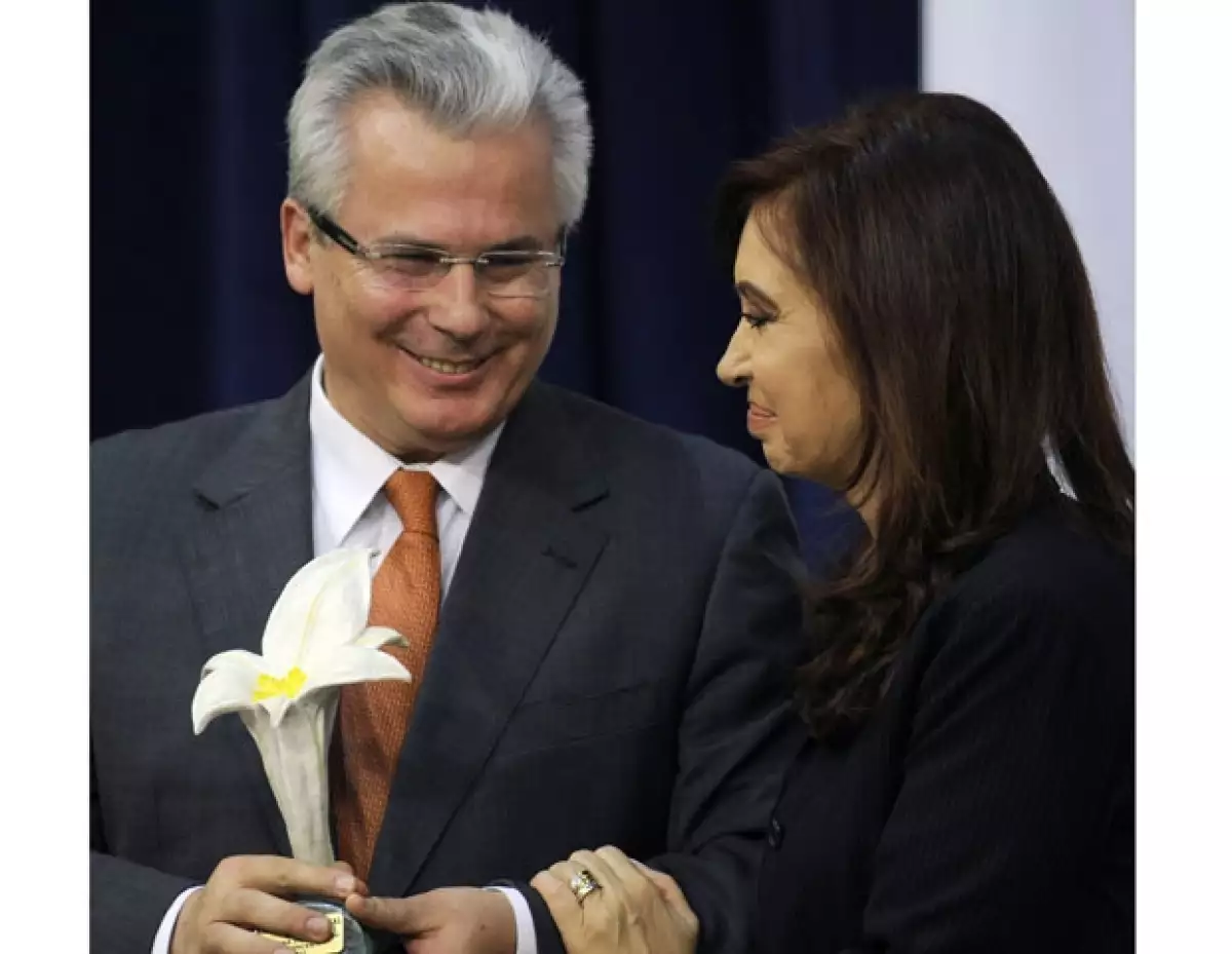 2010. Para el español, una flor. Se trata de un premio por su lucha a favor de los derechos humanos.