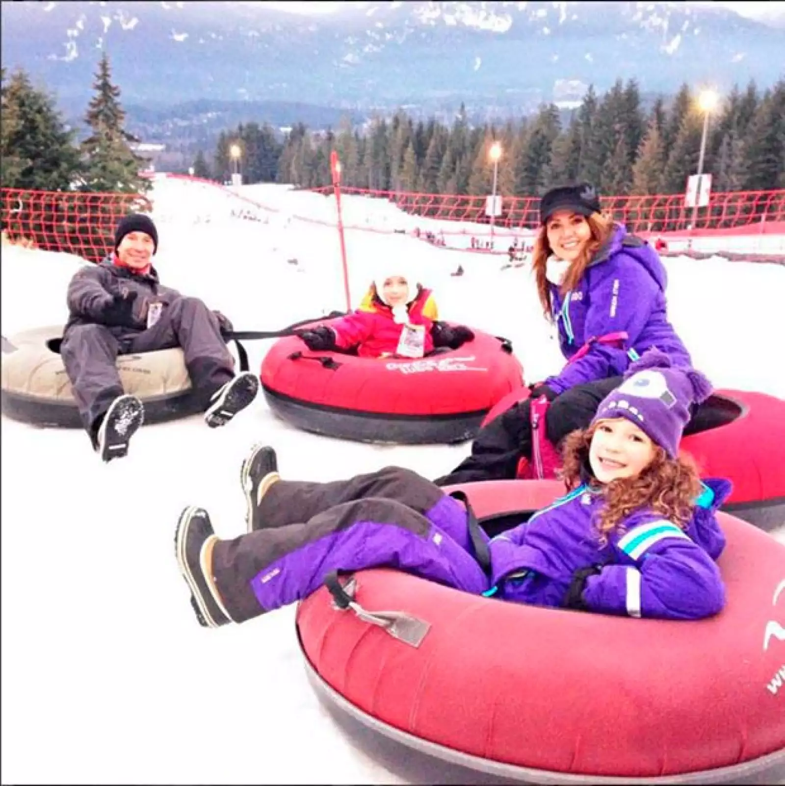 La familia divirtiéndose en la nieve.