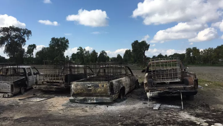 Seis camionetas cargadas de bidones de hidrocarburo se incendiaron cerca de un ducto de Pemex en el municipio de Acatzingo. El 8 de marzo 2016.