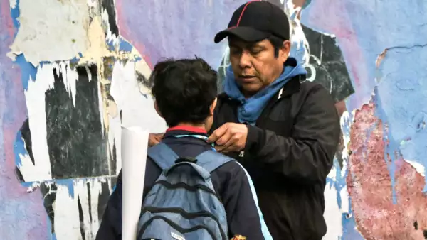 "Es un golpe bajo y no tengo idea que haré con mi hijo": padres enfurecen con la SEP por adelanto de vacaciones 2026