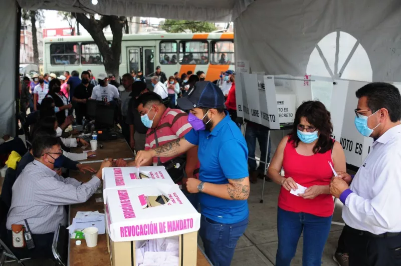 En una casilla de Iztapalapa se notó gran afluencia de personas para participar en la Revocación de Mandato.