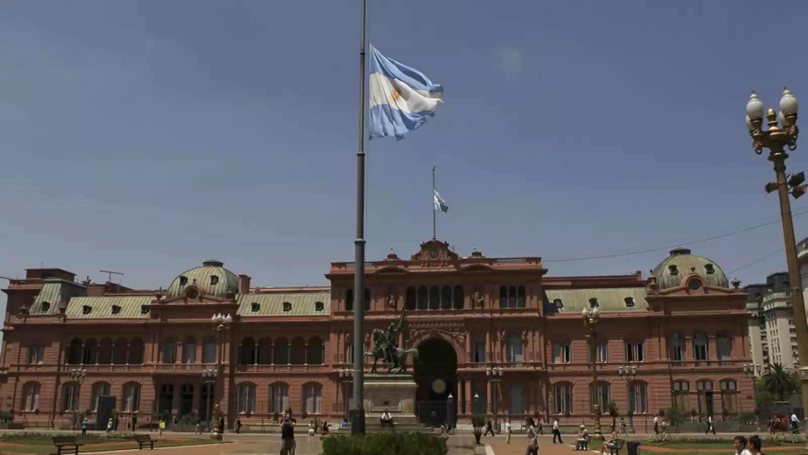 la casa rosada puso la bandera a media asta