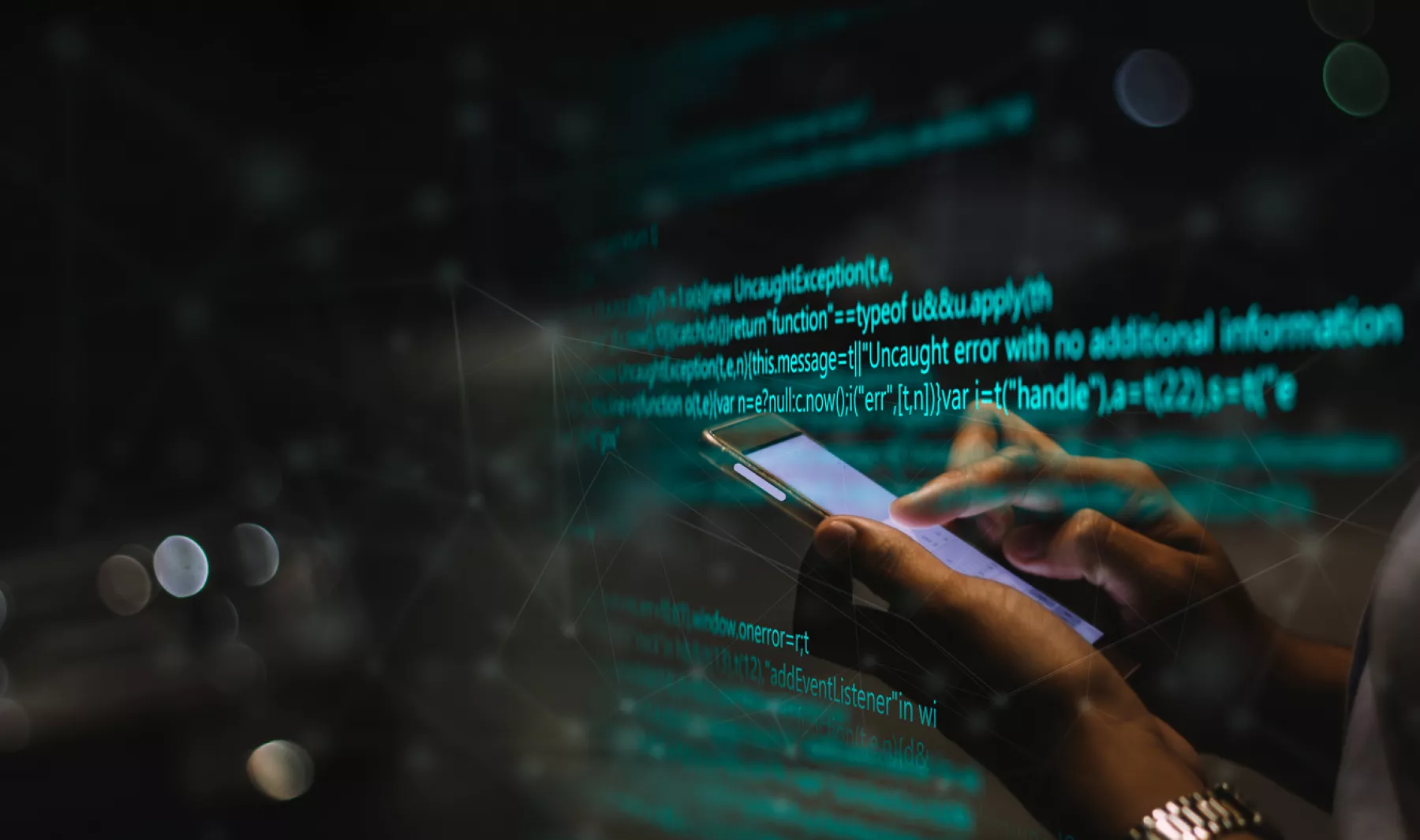 Mujer usa un teléfono con códigos de programación de fondo. 