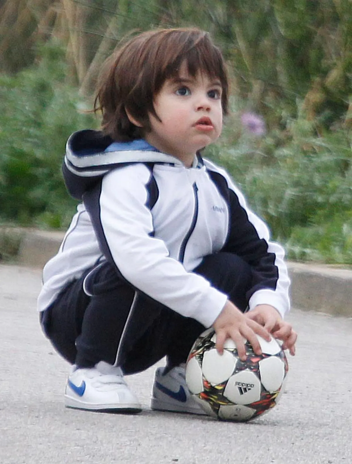 Con look deportivo, Milan juega con cualquier miembro de la familia futbol.