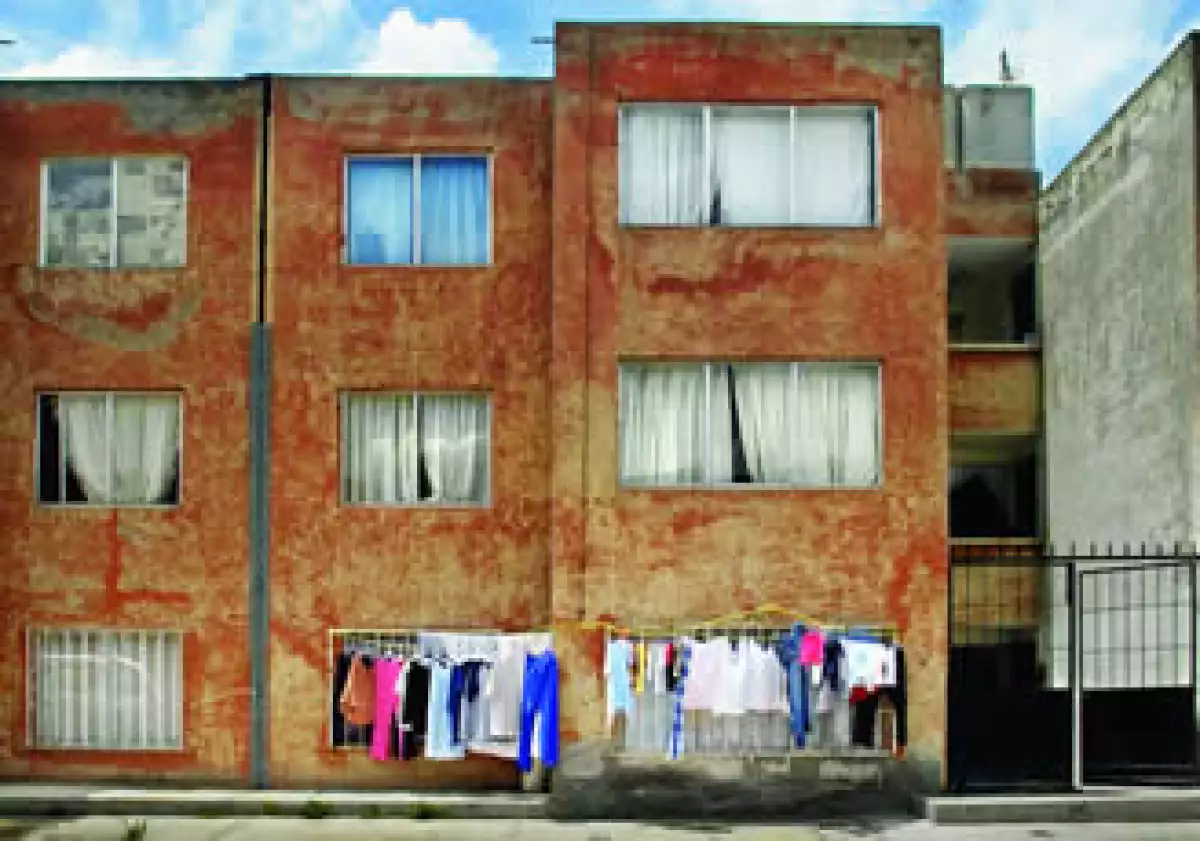 El modelo de vivienda popular mexicano se caracteriza por la repetición de las fachadas. (Foto: Jerónimo Arteaga / MONDAPHOTO)