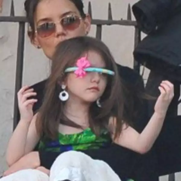 Aunque Suri lució hermosa, Katie reveló en su look que quien debe llamar la atención es su pequeña.