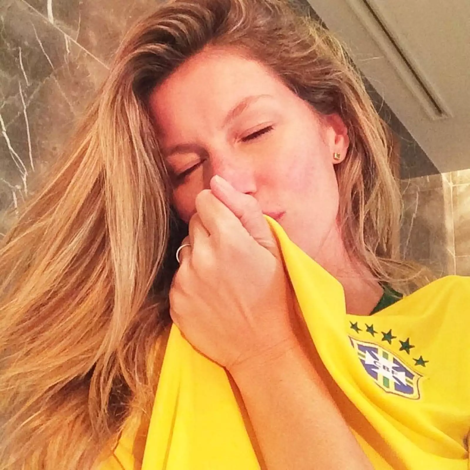 Giselle Bundchen besando la camiseta.