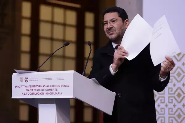 Martí Batres presenta iniciativas