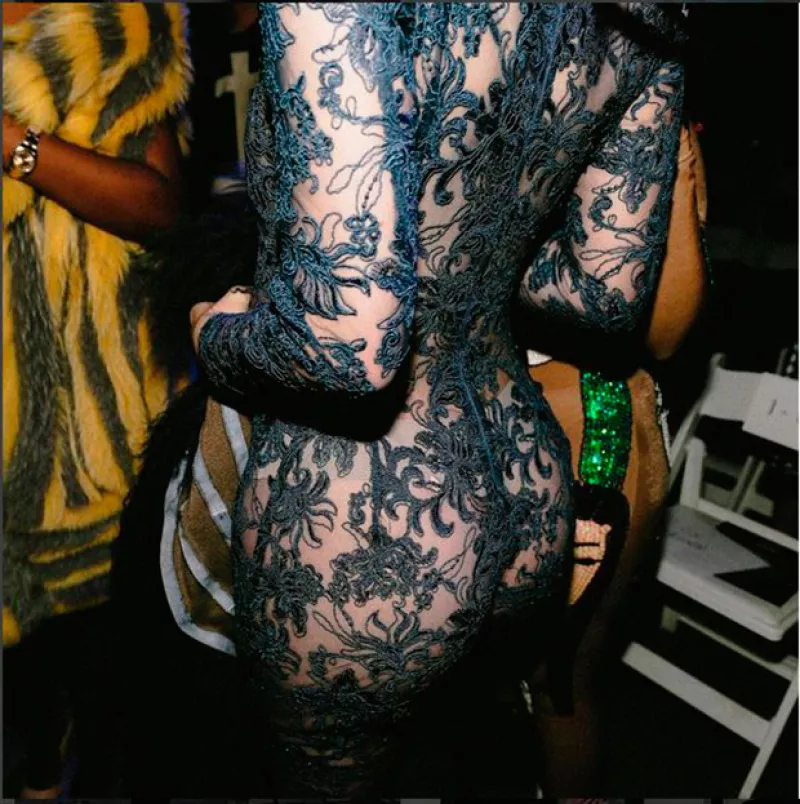 La estrella de reality aisistió a la presentación de su novio Tyga durante New York Fashion Week luciendo un revelador outfit. ¿Te parece sexy o vulgar?