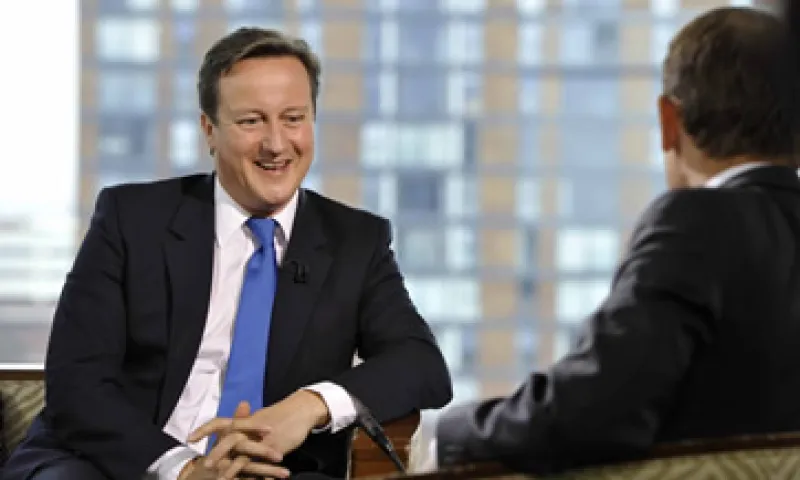 David Cameron dijo que cumplirá los planes de recortar el déficit, pese a las señales de que la economía británica se está estancando. (Foto: Reuters)