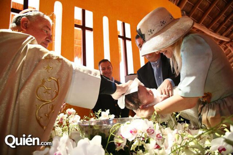 Durante el bautizo de su hija Valentina, la primera de su matrimonio.