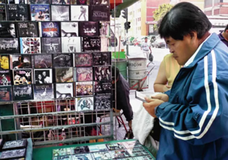 Los tianguis son los lugares más comunes para la venta ilegal de música y películas. (Foto: Adán Gutiérrez)
