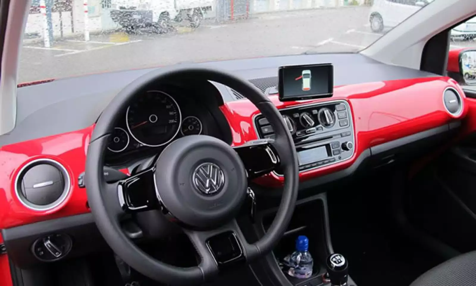 En el interior, los plásticos utilizados son duros al tacto pero no generan rechinidos molestos o ruidos raros por una mala calidad de ensamble.