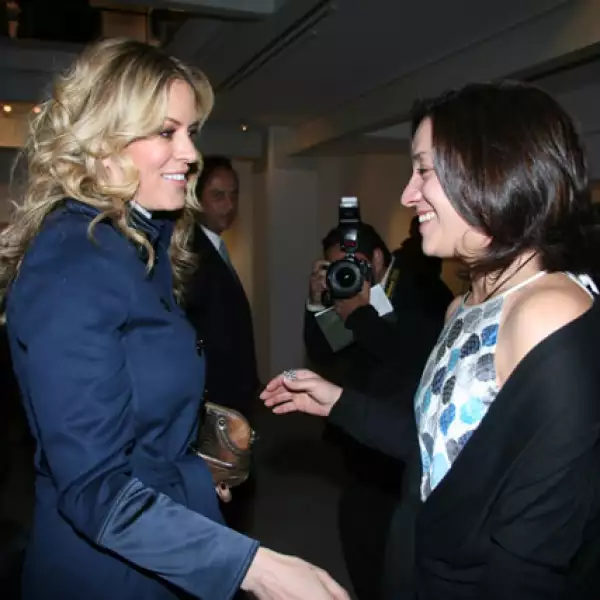 Exposición de Mona J. Lang con Rebeca De Alba.