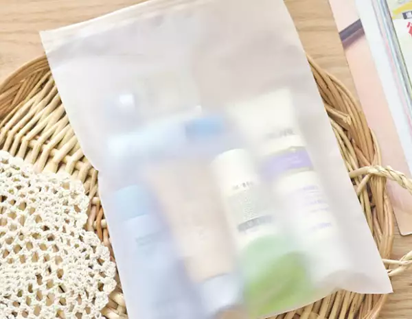 Meter todas las botellas en bolsas de plástico evitará que tu ropa se ensucie en caso de que las botellas se abran durante los vuelos.