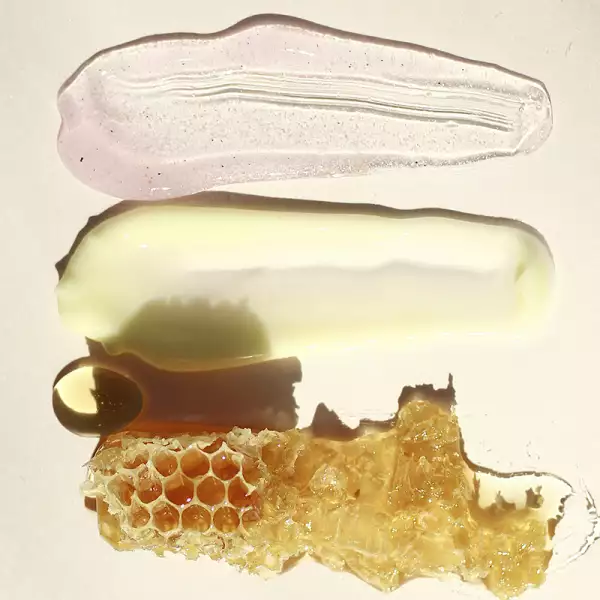 fórmulas-abeja-reina-marca-mexicana-cuidado-personal-miel-orgánica-apícultura-productos-skincare-piel-belleza-linea-medio-ambiente-fuente-natural.jpg