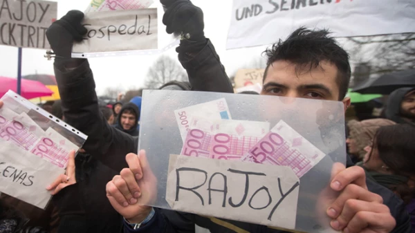 Durante la visita de Mariano Rajoy a Berlín se registraron diversas protestas en su contra. El PP dijo que emprenderá acciones legales contra quienes atribuyen los pagos irregulares.