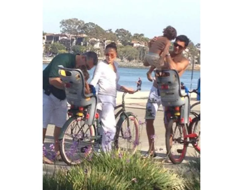 La cantante pagó 925 dólares por pasar un rato en una playa de Los Ángeles, en compañía de sus hijos y su novio Casper Smart.