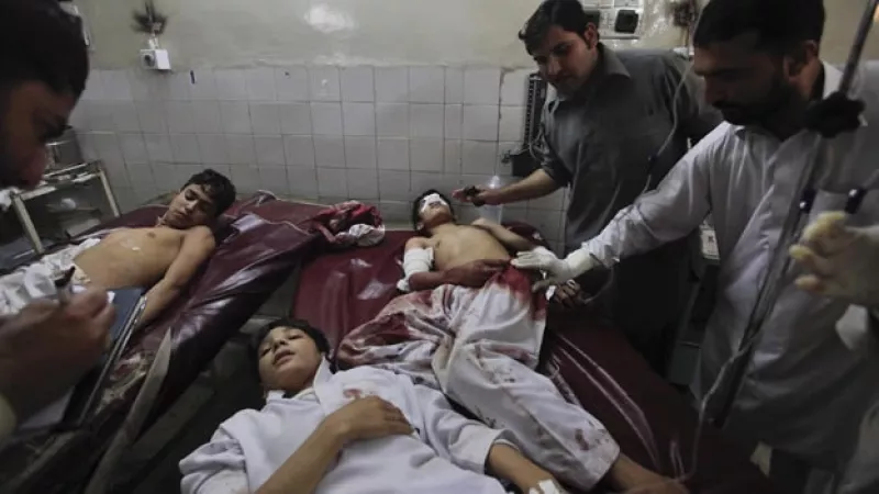 Familiares y medicos revisan a los ninos heridos en el ataque