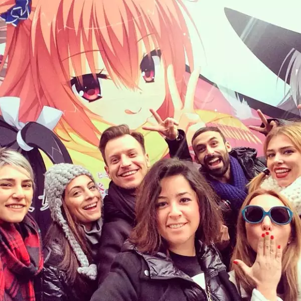 Los amigos y el animé no podían faltar.