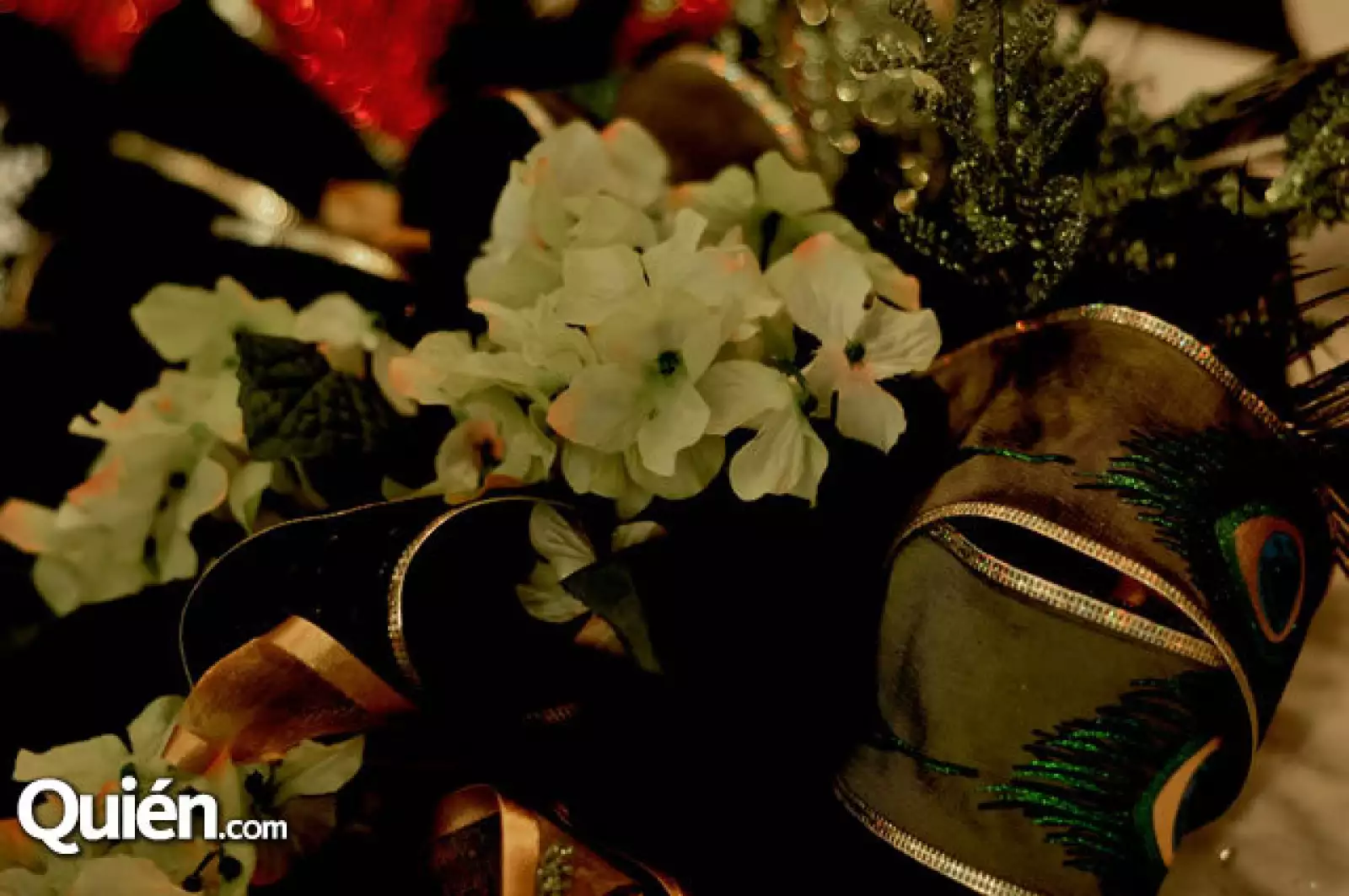 Esthela Villarreal da plática de decoración navideña