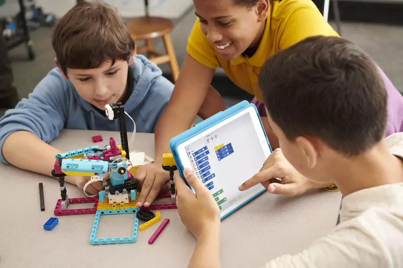 LEGO mezcla ladrillos y STEAM para fomentar la confianza de los estudiantes