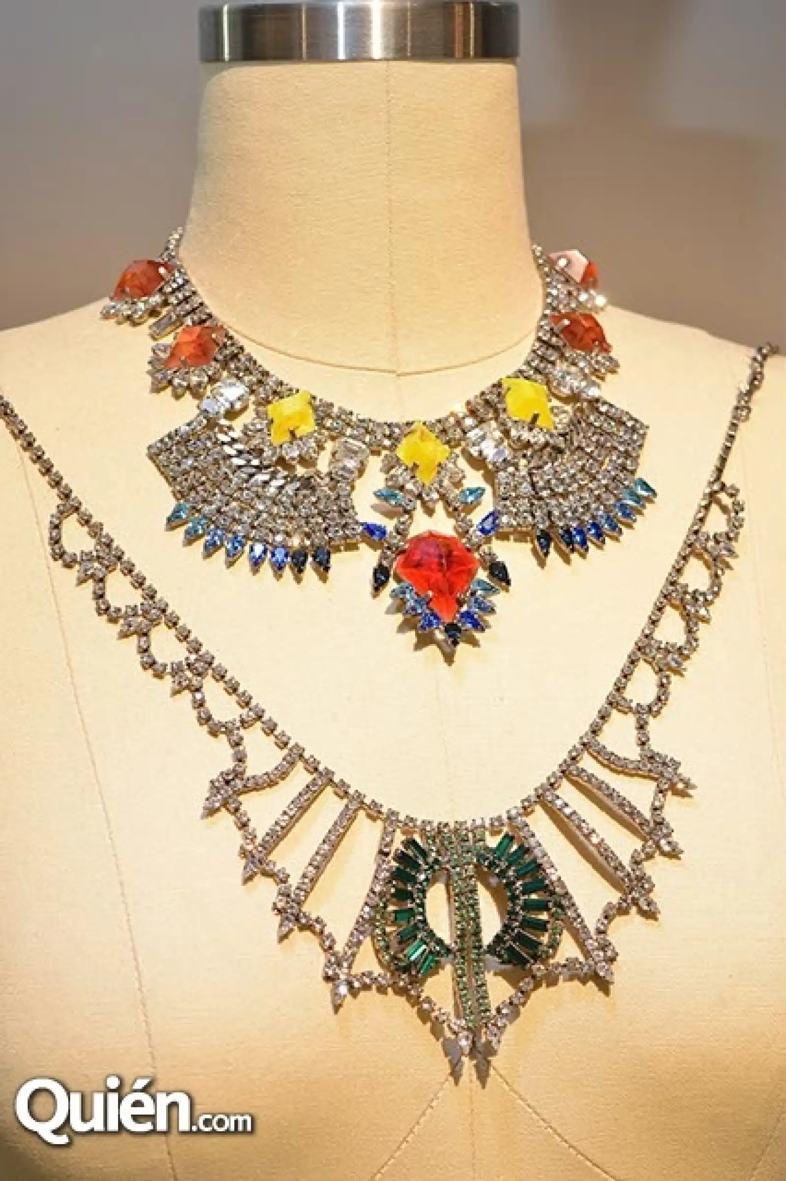 Collar.