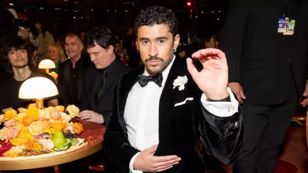 Bad-Bunny-mano-abdomen