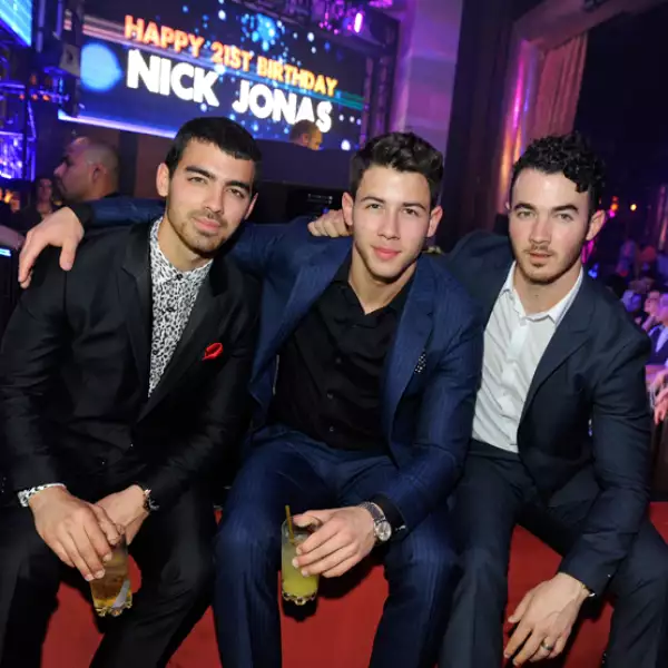 Los Jonas Brothers son el sueño de miles, pero tenemos la sospecha de que el fanatismo por esta banda se da sólo por Joe y Nick.