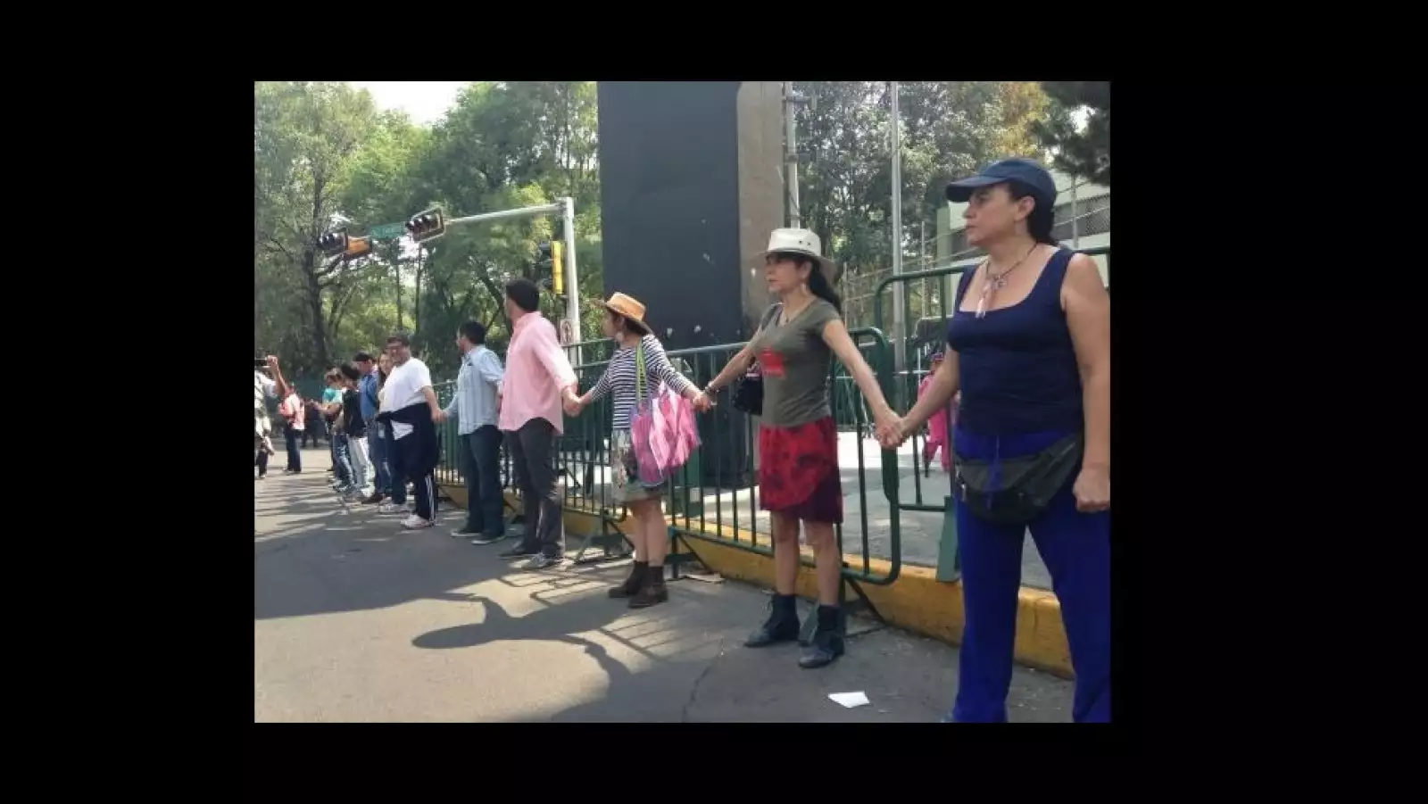 cadena humana, protesta, ley telecom, volante