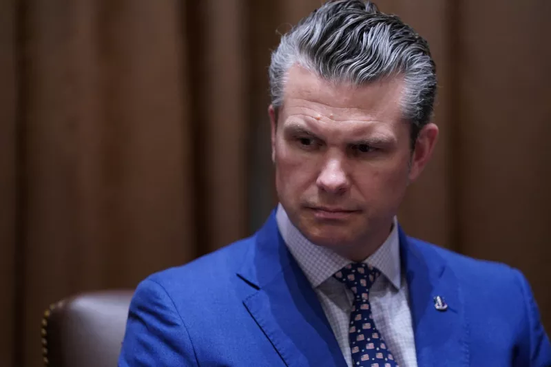 El Secretario de Defensa de los Estados Unidos, Pete Hegseth, asiste a una reunión de gabinete en la Casa Blanca en Washington, D.C., EE. UU., 10 de abril de 2025.
