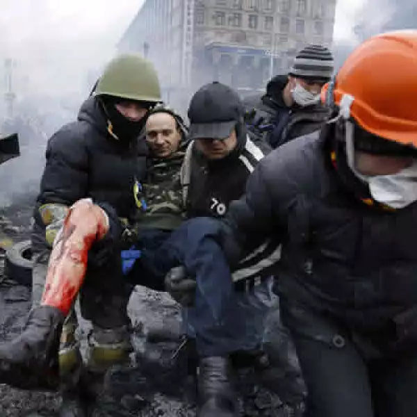 Ucrania vivió el jueves su día más sangriento desde la época soviética con un enfrentamiento armado en el centro de Kiev.