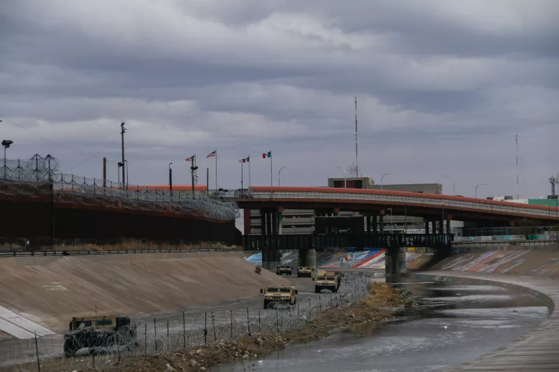 Un joven migrante de 16 años intentó cruzar hacia Estados Unidos por el Río Bravo, en donde se encontró con una frontera blindada por militares estadounidense y cables con púas.