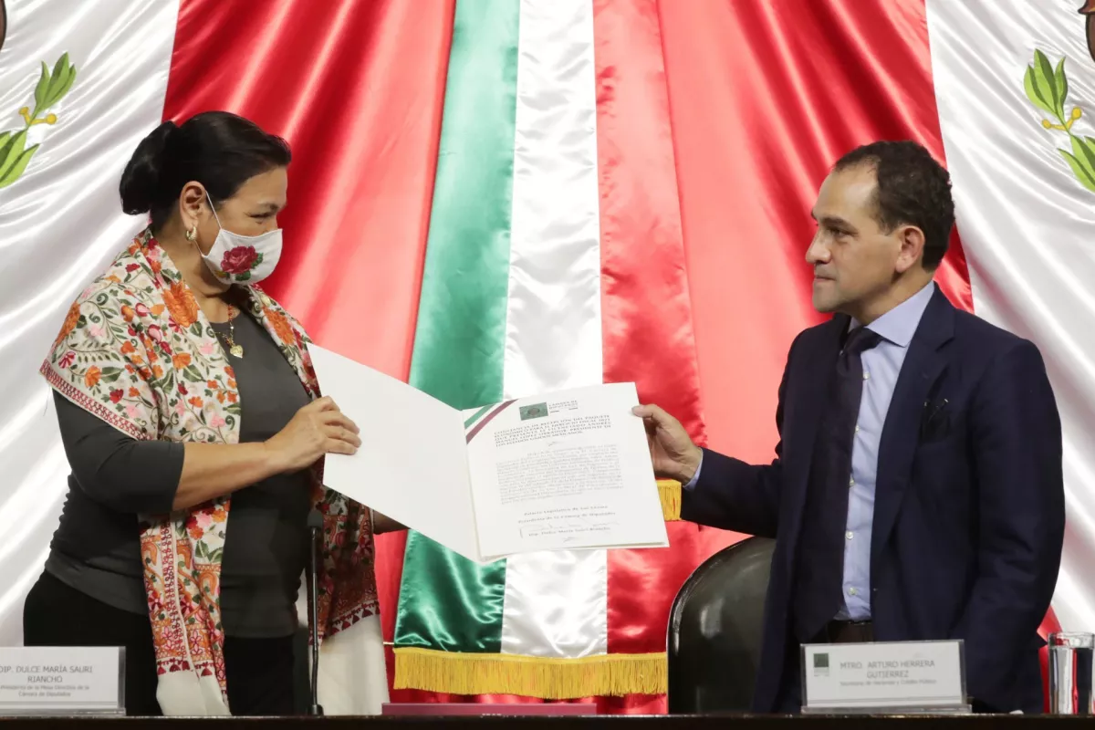 El secretario de Hacienda Arturo Herrera entregó a Dulce María Sauri, presidenta de la mesa directiva de la Cámara de Diputados, el Paquete Económico para el Ejercicio Fiscal 2021.