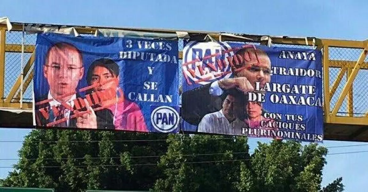 Inconformes colocaron mantas en puentes peatonales contra el presidente nacional del PAN, Ricardo Anaya.