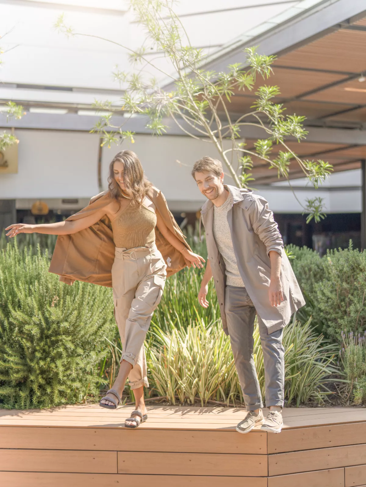 Una pareja posa en el centro comercial Antea, en Querétaro