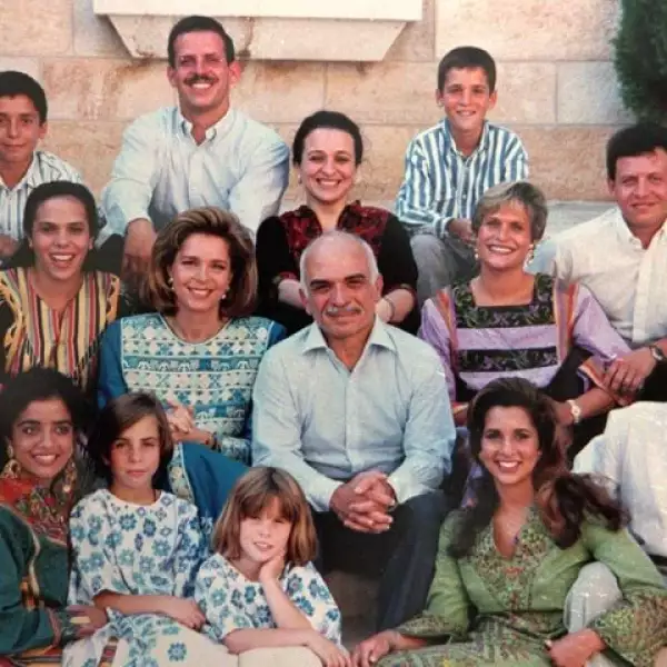 El rey y la reina en una foto familiar con sus 12 hijos en el palacio real, en 1995. Están príncipe Hamzah, el príncipe Faisal, la princesa Alia, el príncipe Hashem, la princesa Zein, la princesa Aisha, el príncipe Abdullah, la princesa Abeir, la princesa