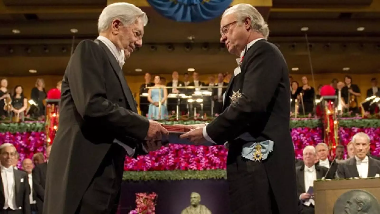 mario vargas llosa recibe el nobel