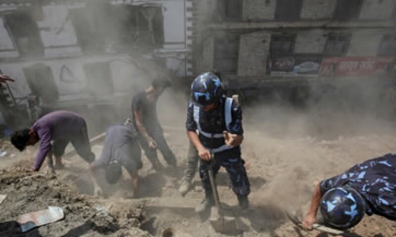 Autoridades y voluntarios buscan sobrevivientes bajo los escombros. (Foto: Reuters)