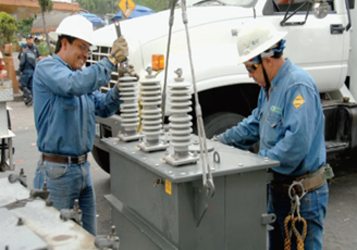 ABB hizo presuntamente pagos por cientos de miles de dólares a funcionarios extranjeros de la Comisión Federal de Electricidad (Archivo).