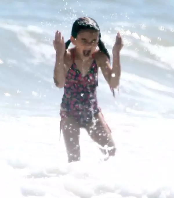 Suri no le temió al mar y decidió meterse unos cuantos pasos para chapotear en el agua.