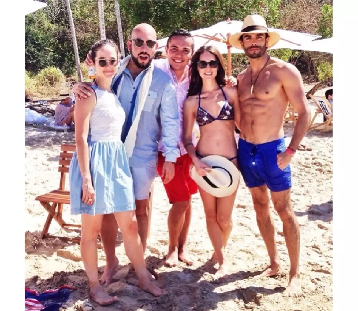 Camila posó con algunos de sus amigos, entre ellos, Ximena Sariñana, Paulo Orendain y Gonzalo García Vivanco.