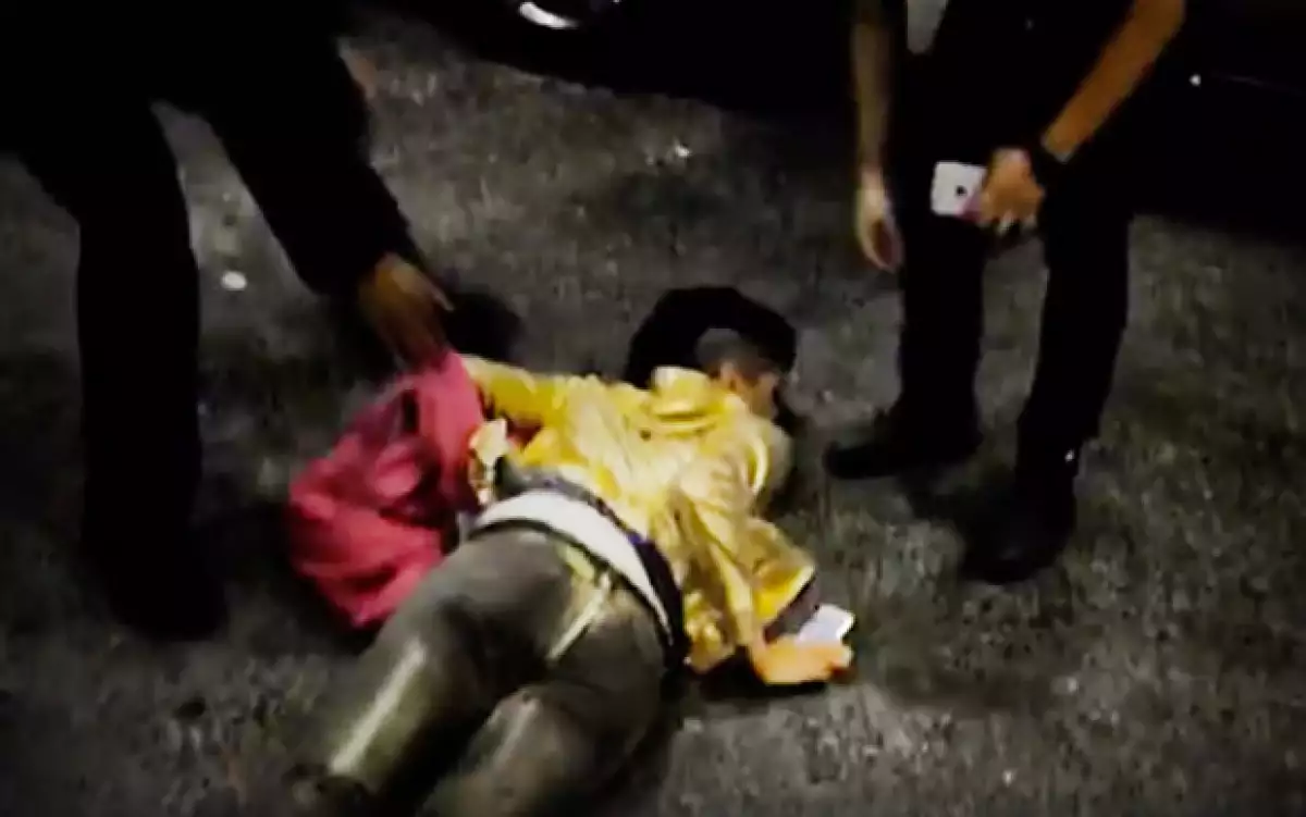 La integrante de la dupla mexicana, se cayó inesperadamente pues se distrajo por ver su celular.