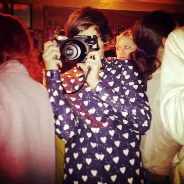 Harry Styles divirtiéndose en su fiesta de cumpleaños.