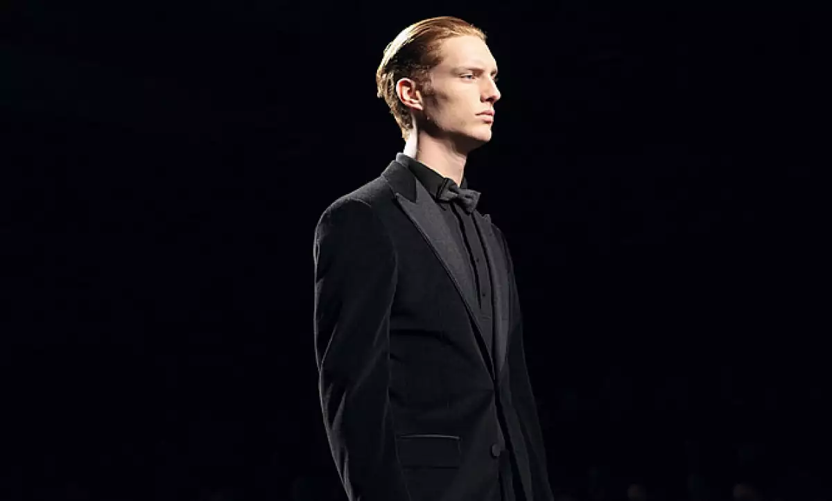 Para las ocasiones más formales, Zegna propone un smoking en franela azul o negra con detalles elegantes en seda y piel.