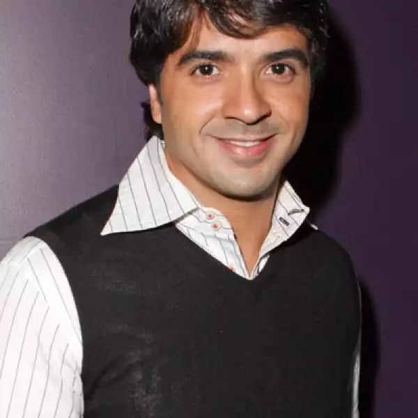 Luis Fonsi ya tenía en la piel, pues recurda que estaba fascinado con una guitarra de plástico que le regalaron, misma que no siquiera emitía sonidos.