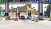 Casetas en una carretera de México en donde hay dos carros pasando.jpg